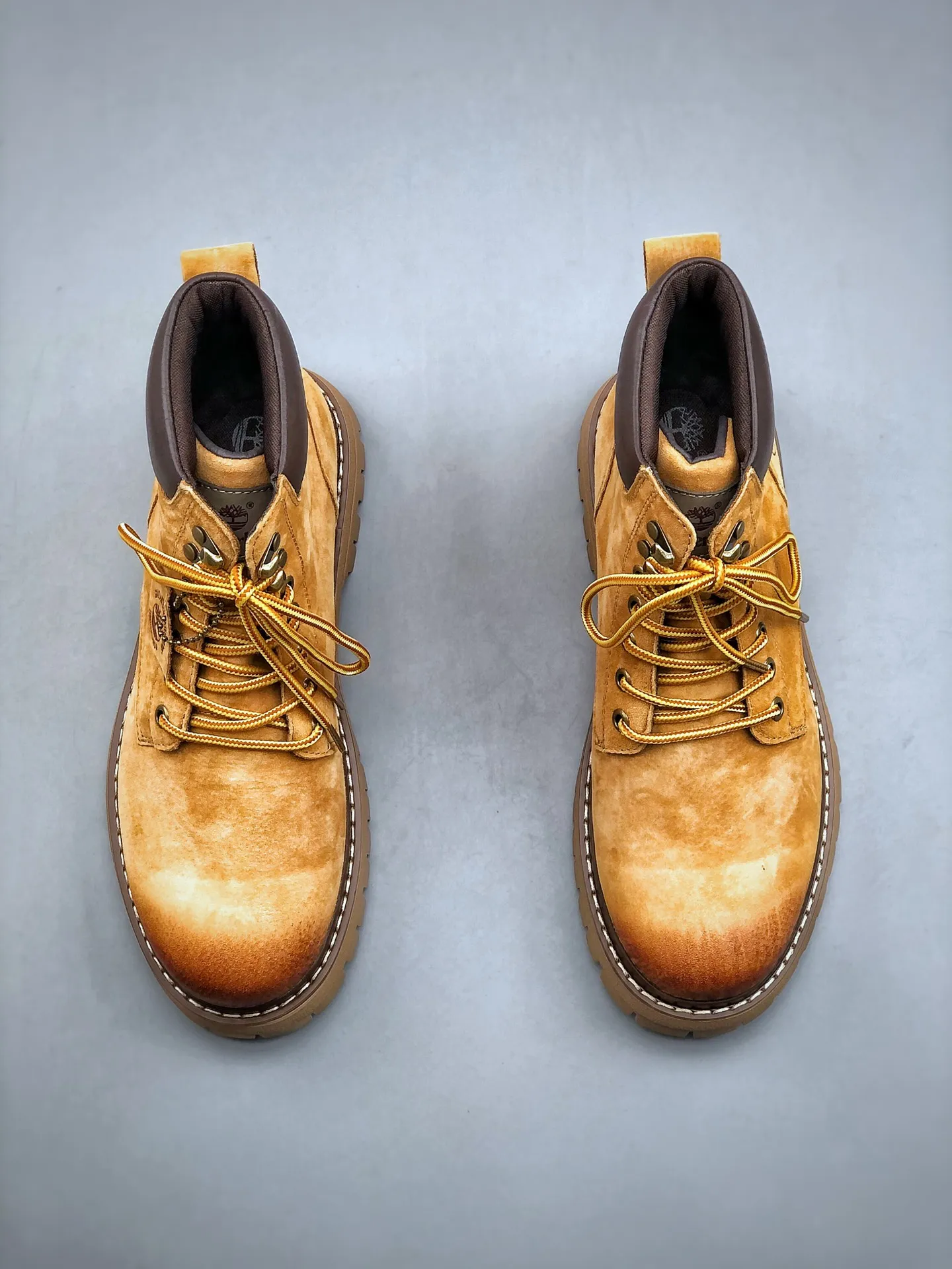 Local self-pickup💰560 supports store release. New goods🚀#Timberland Timberland/Timberland outdoor mid-cut casual rhubarb boots series. Guangdong factory quality. Original box and original packaging. The fabric is made of Italian 🇮🇹 top-grade frosted fine-grained cowhide. It is paired with anti-odor and anti-corrosion genuine leather latex insoles to give you a perfect wearing experience. High-quality and durable. A must-have for sportsmen. Specially designed to treat those who are not handsome. High-quality and first-class foot feel. Size: 38 39 40 41 42 43 44 (leather shoe size)